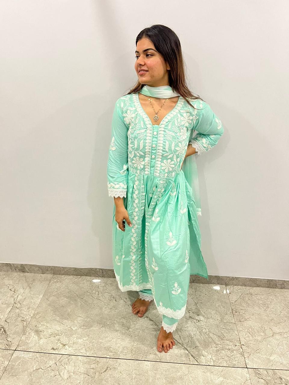 CHIKANKARI REYON COTTON KURTA SET WITH NAZEEN DYE DUPATTA